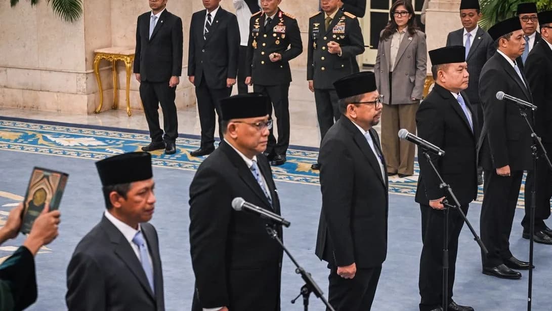 Enam Kali Bongkar Kabinet: Ketika Ambisi Presiden Beradu dengan Realitas Lapangan